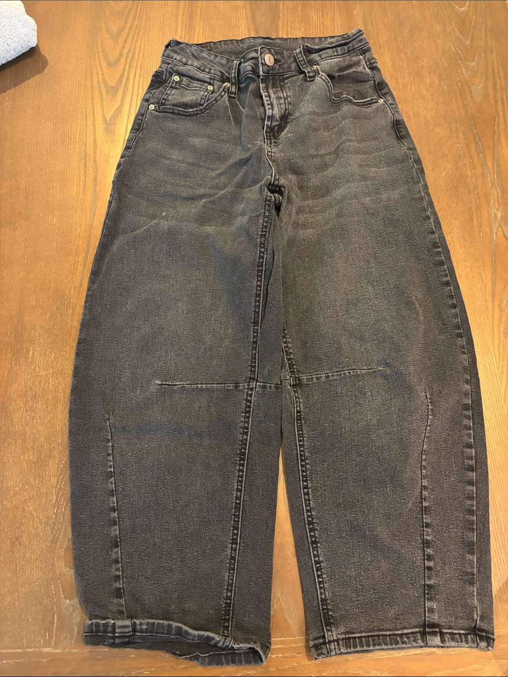 Barrel style Wide-Leg Mid-Rise Jeans in Washed Black size 4